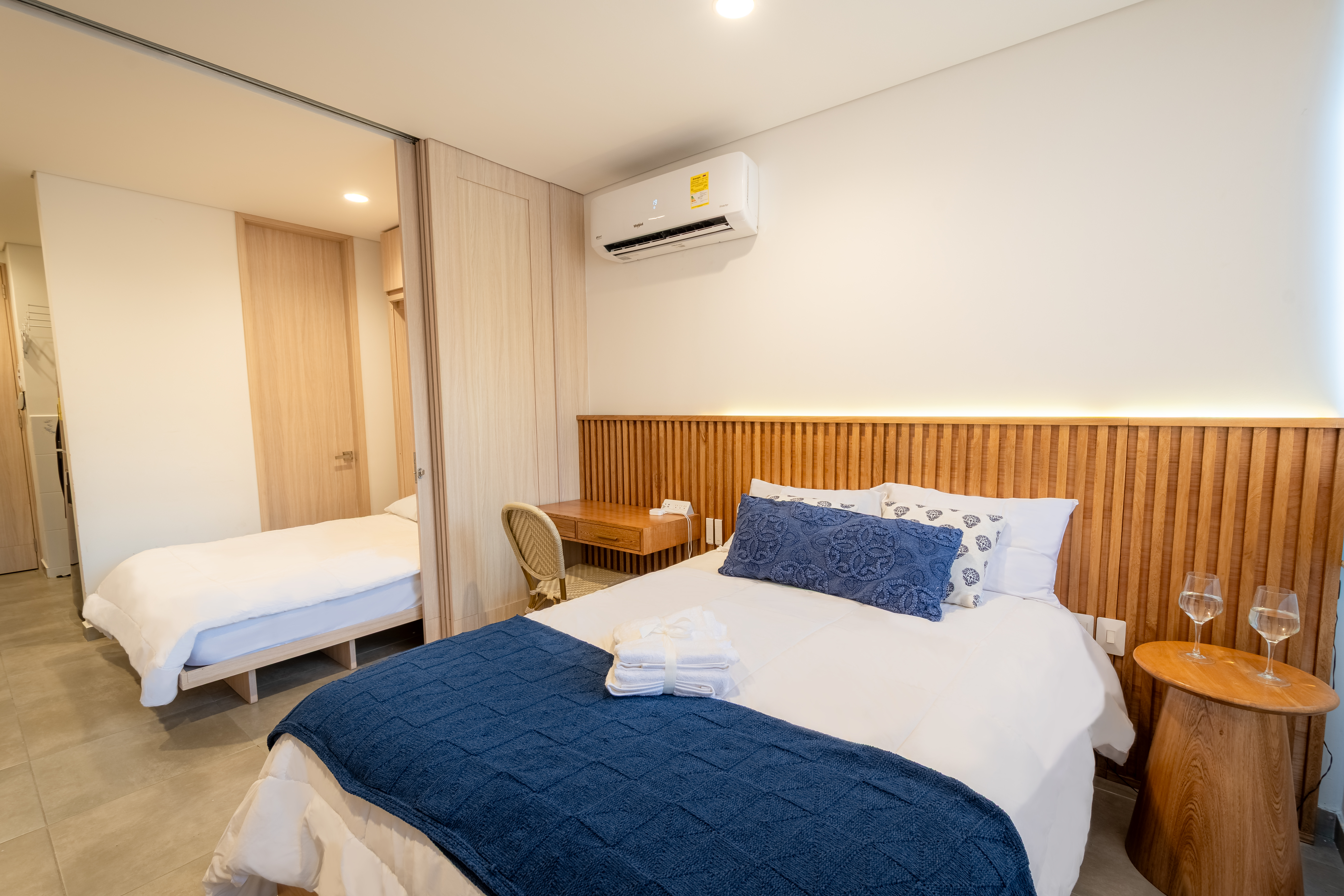 Una hermosa sala de estar con vista al mar.