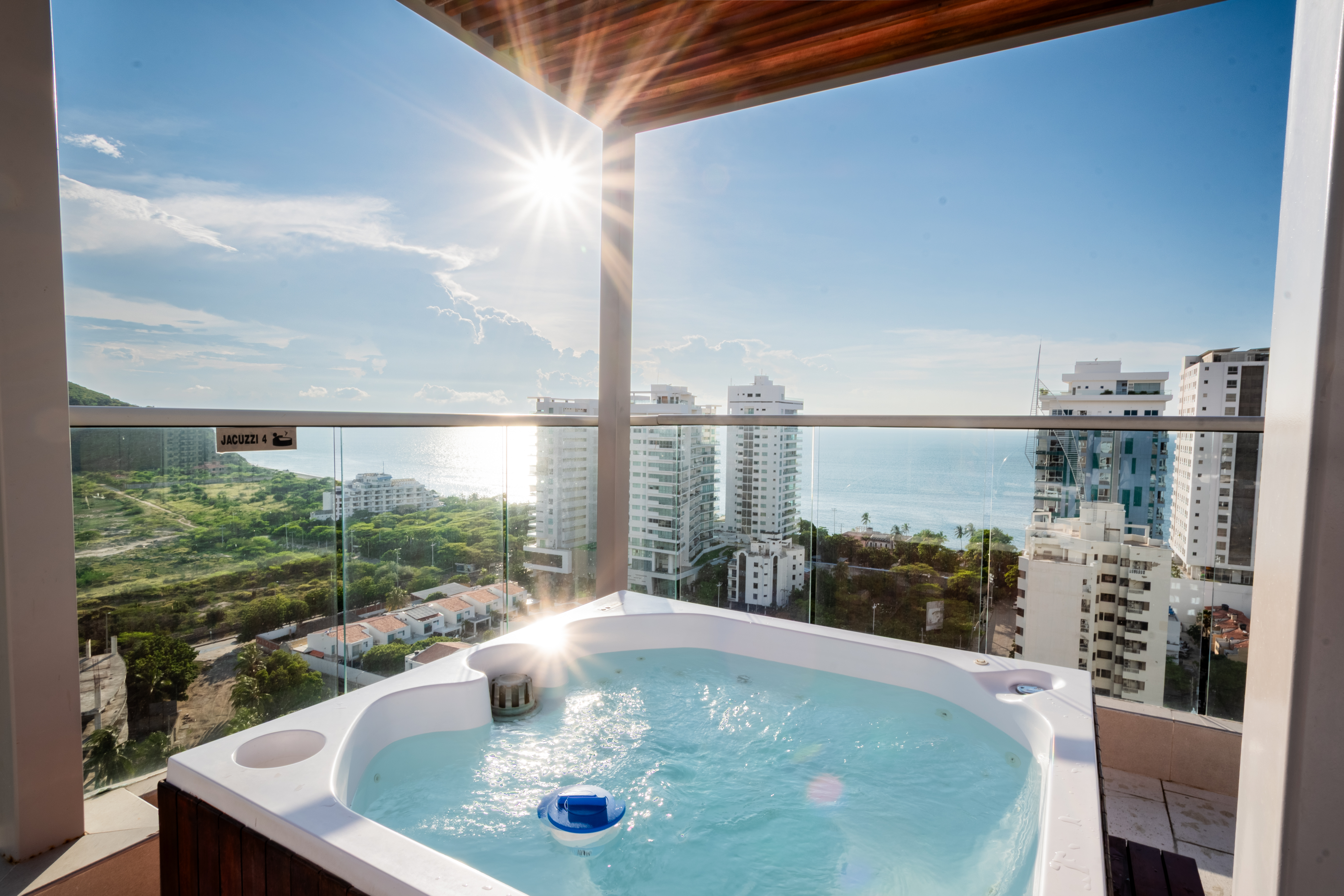 Una hermosa sala de estar con vista al mar.