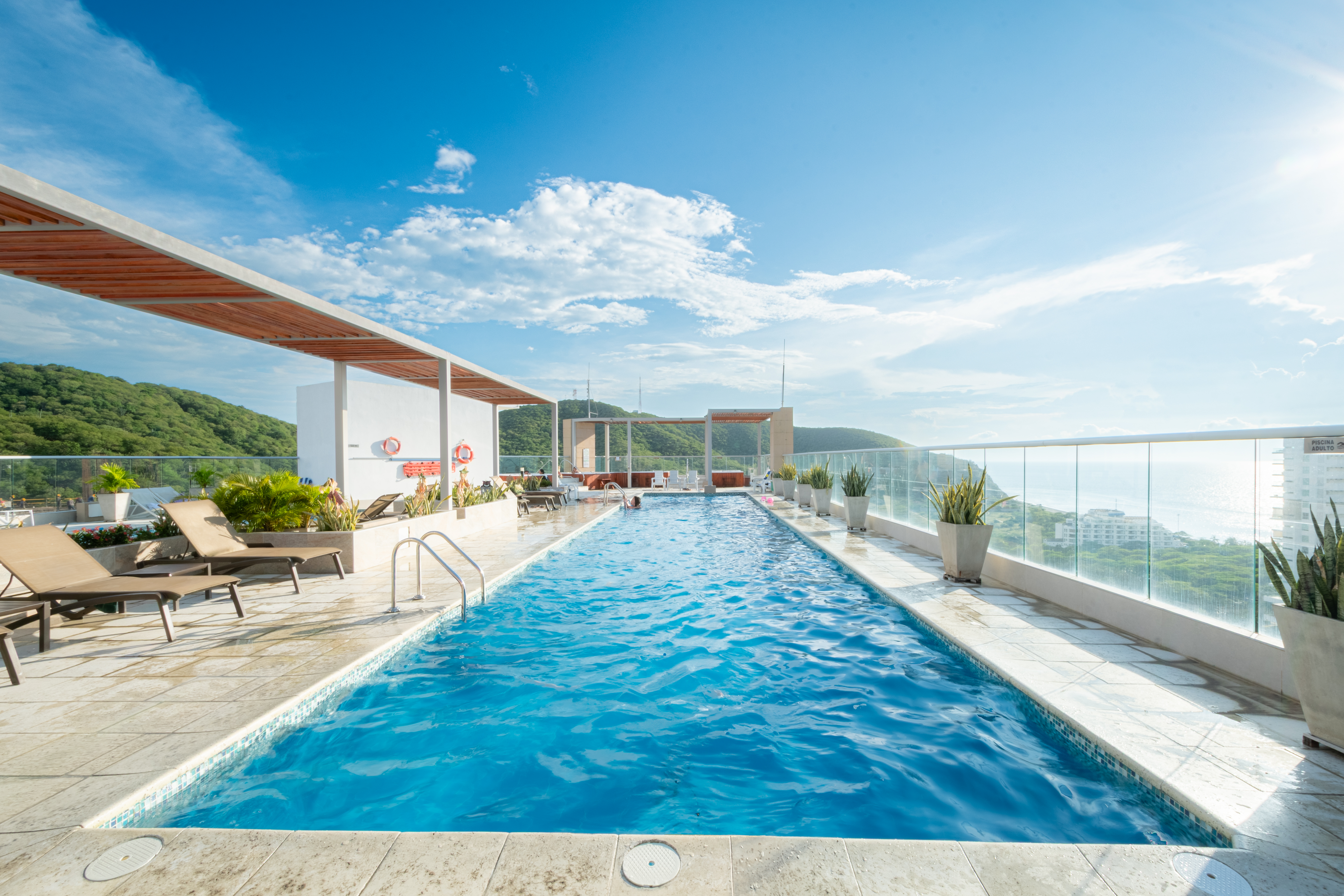 Una hermosa sala de estar con vista al mar.